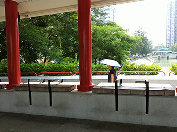 屋根付きの歩道橋