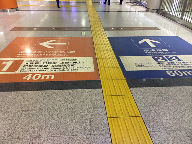 フロアに書かれた案内